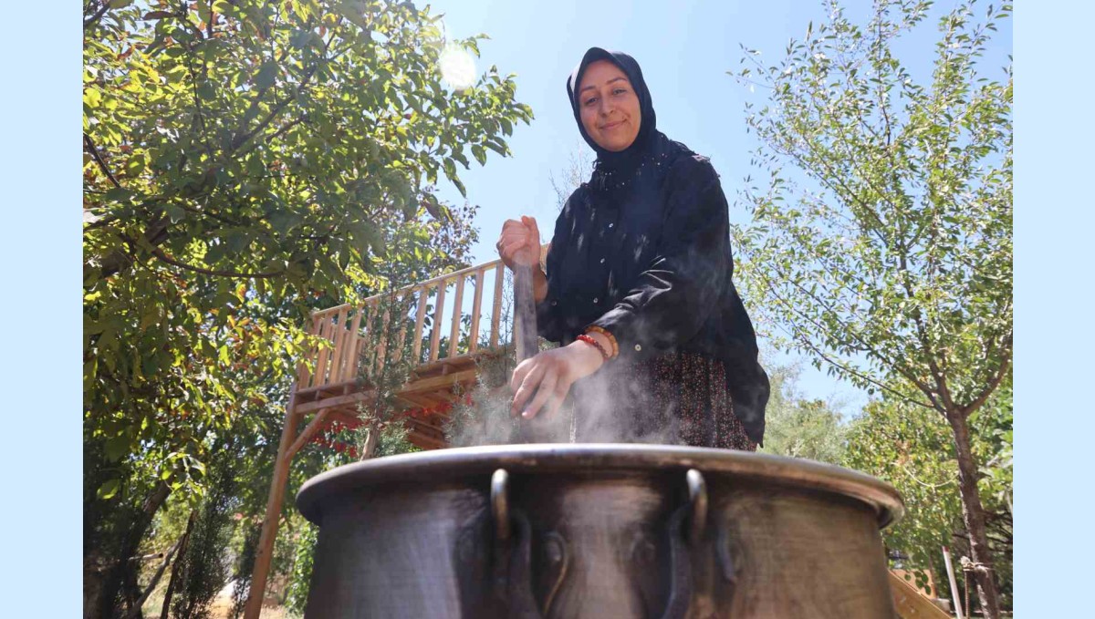 Sigara içenlere doğal çözüm: 7 saat kazanda pişirilen kozalak şurubu