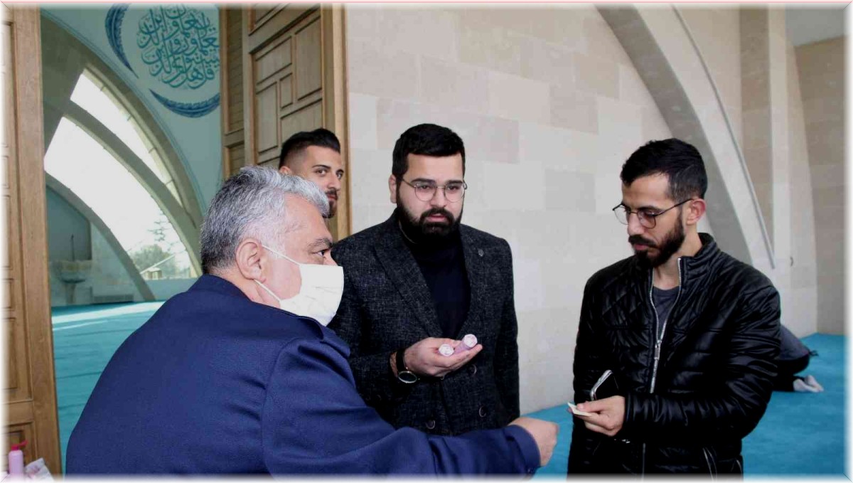 Sigarayı bıraktı, 4 yılda topladığı 38 bin lirayı öğrencilere harcadı