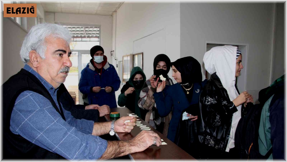Sigarayı bıraktı topladığı parayla bin öğrenciye yemek fişi dağıttı
