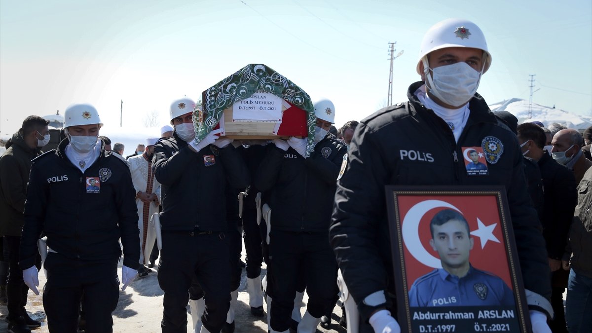 Silahının ateş alması sonucu hayatını kaybeden polis memurunun cenazesi Erzurum'da toprağa verildi
