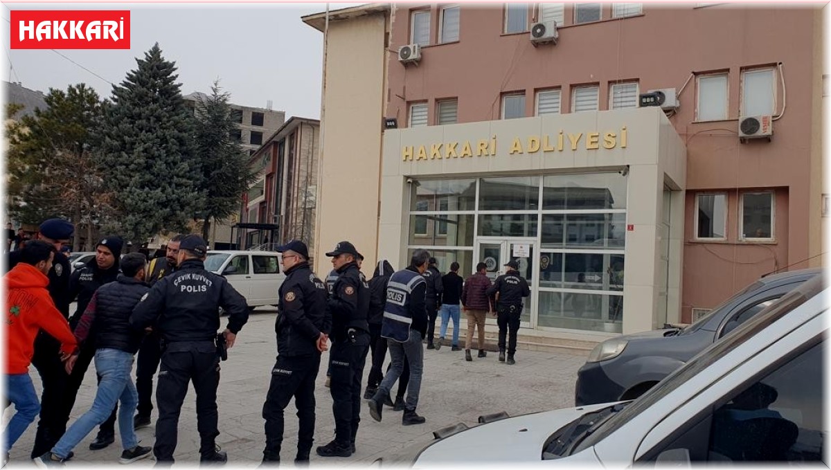 Silahlı kavga sonrası gözaltına alınan 19 kişi adliyeye çıkarıldı