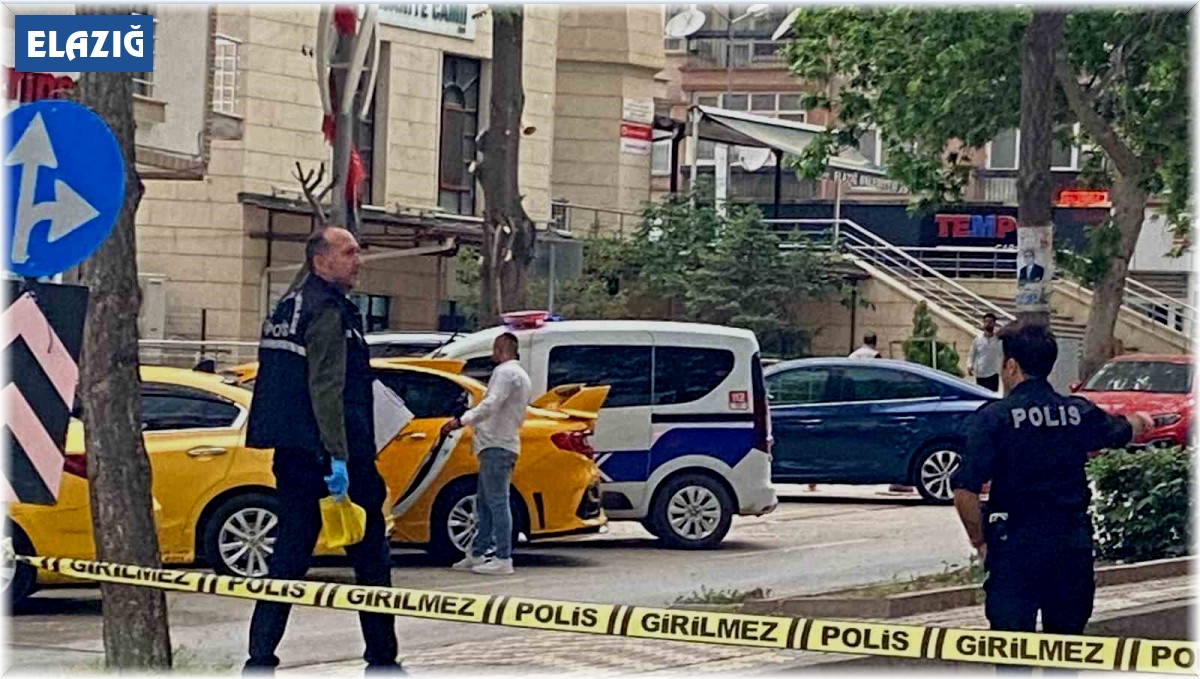 Silahlı kavgada yoldan geçen kadın kurşunların hedefi oldu