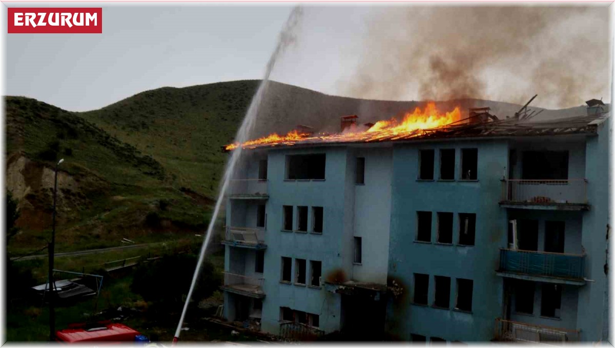 Şimşek çaktı, sökülen çatı alev aldı