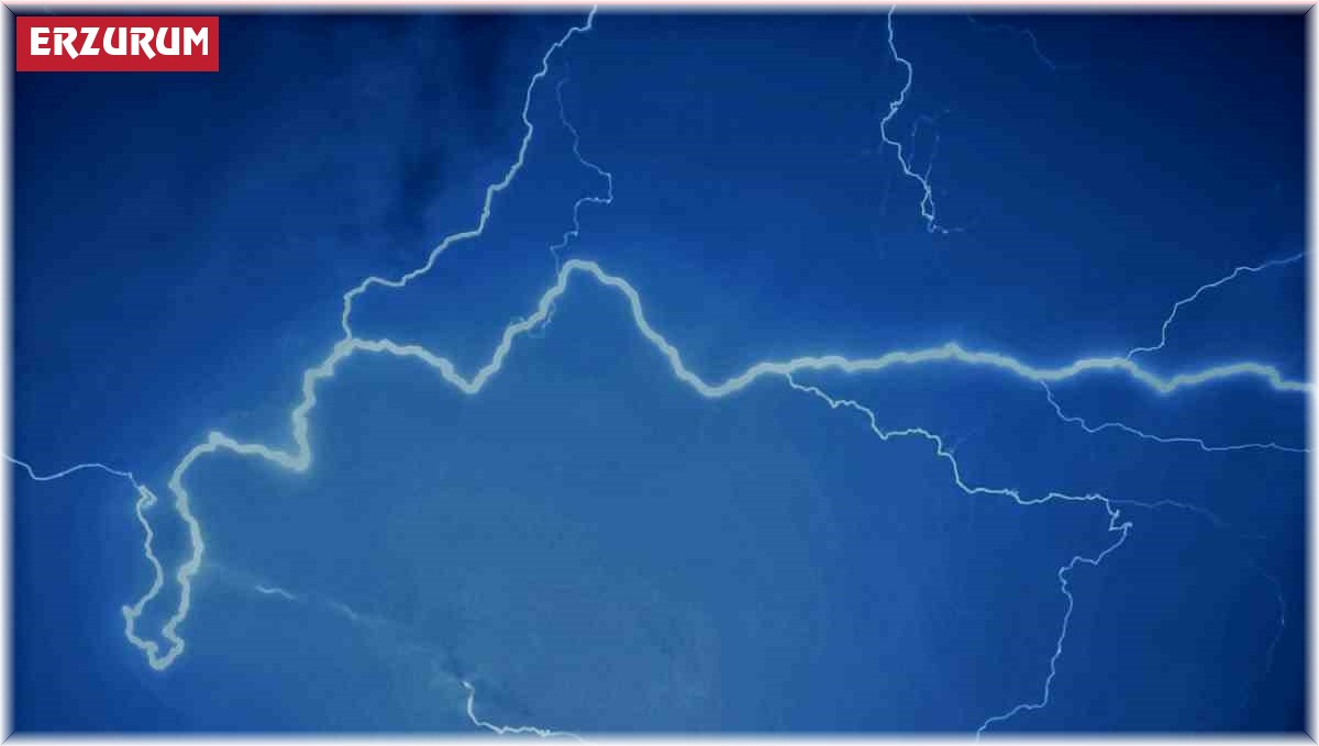 Şimşekler geceyi aydınlattı