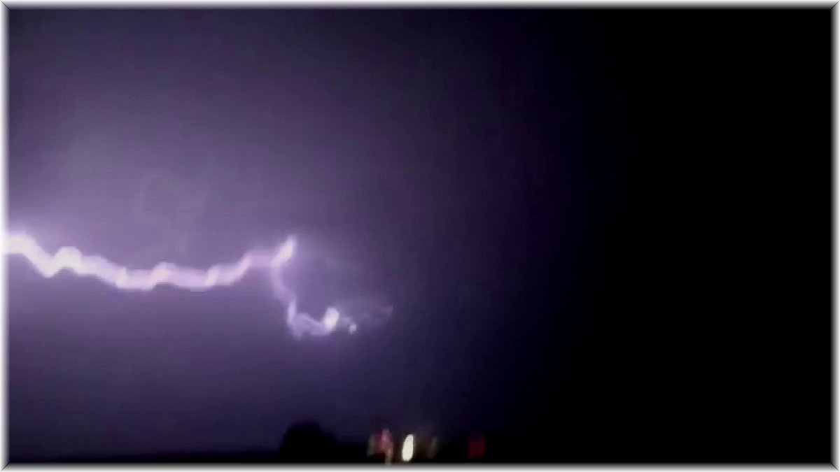 Şimşekler geceyi aydınlattı, dolu yağışı kent merkezini beyaza bürüdü