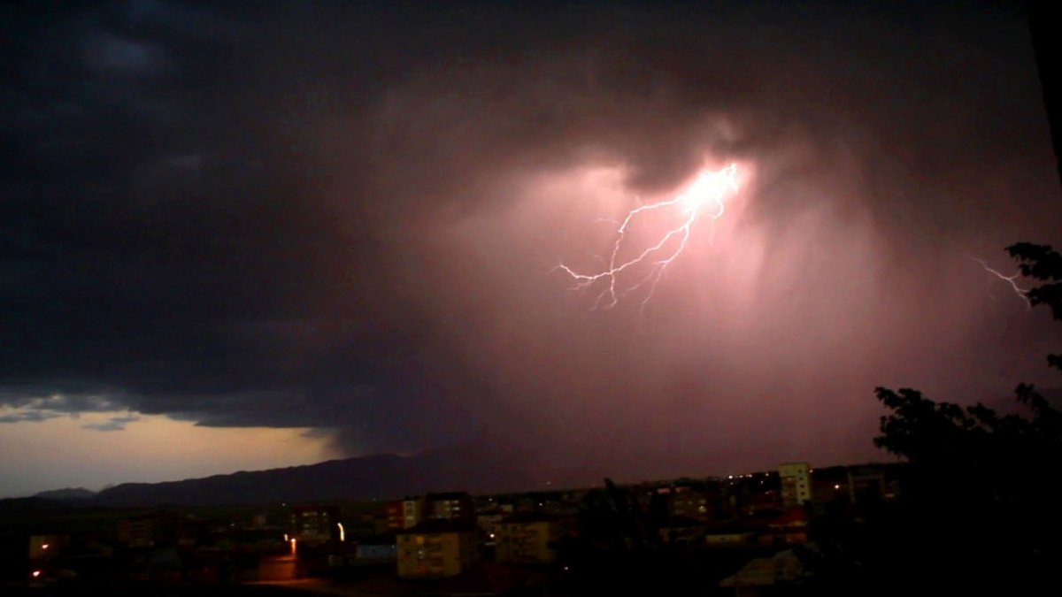 Şimşekler hem korkuttu hem de görsel şölen sundu