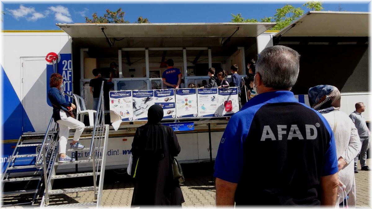 Simülasyon tırında gerçeği aratmayan deprem eğitimi