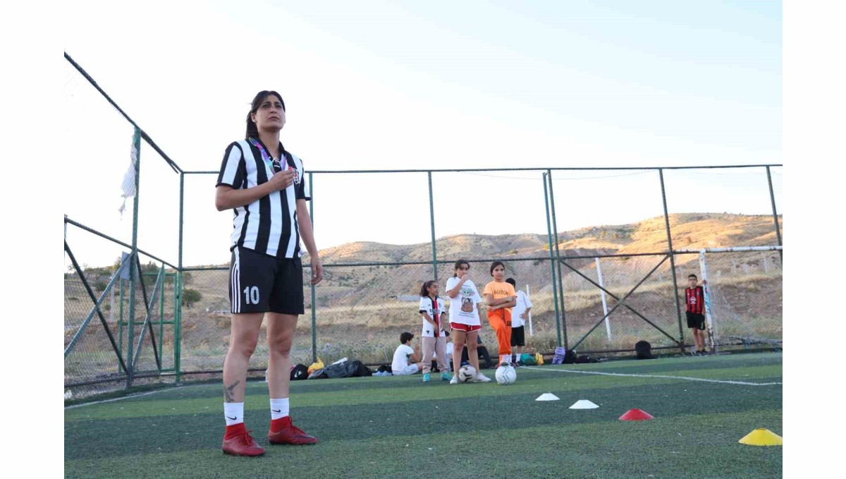 Sinan Kaloğlu'nun kuzeni Yağmur Bor, halı sahaların gözdesi oldu