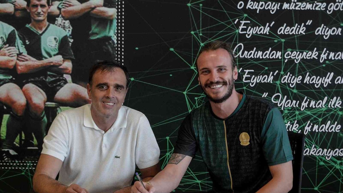 Sinan Kurumuş resmen Sakaryaspor'da