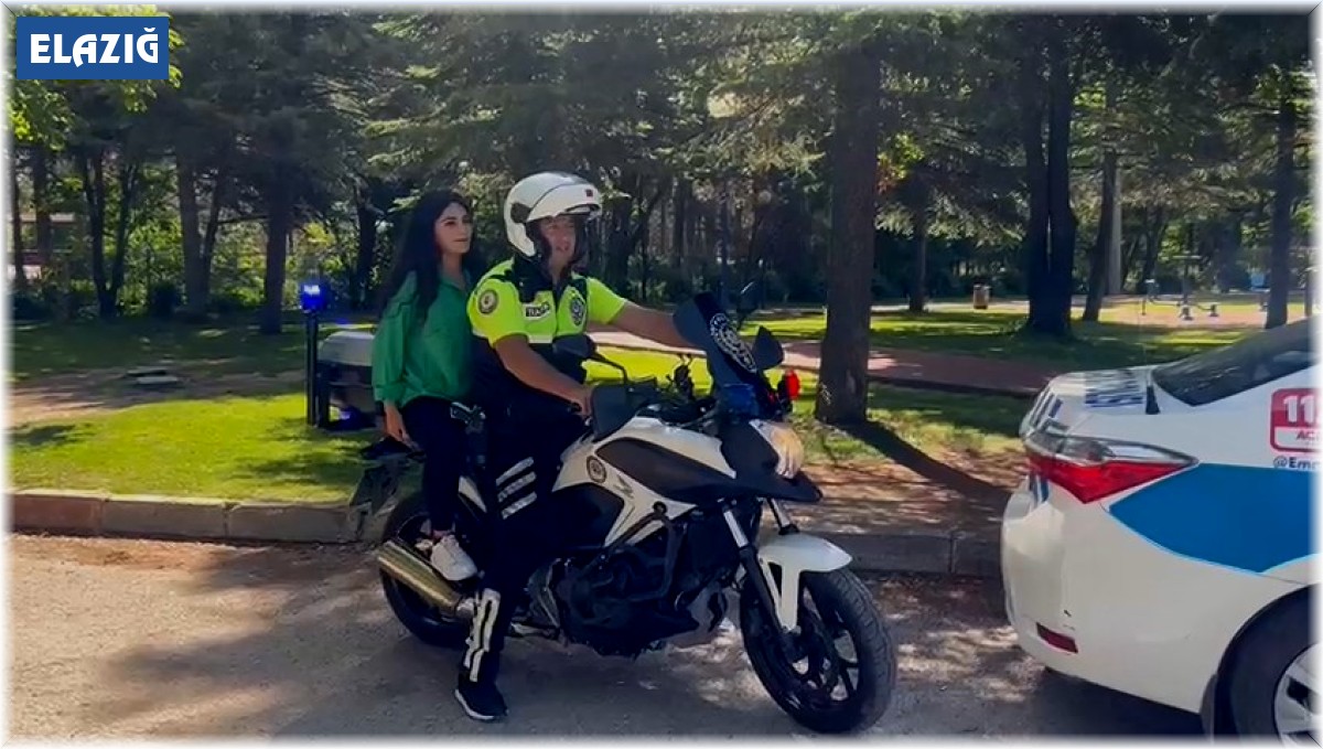 Sınava geç kalan öğrencilerin yardımına polis ekipleri koştu