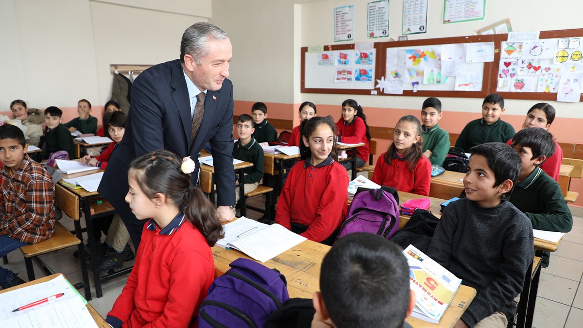 Sınıflara indi, notlar aldı: Ağrı İl Milli Eğitim Müdürü Kökrek Eleşkirt’te eğitimi masaya yatırdı