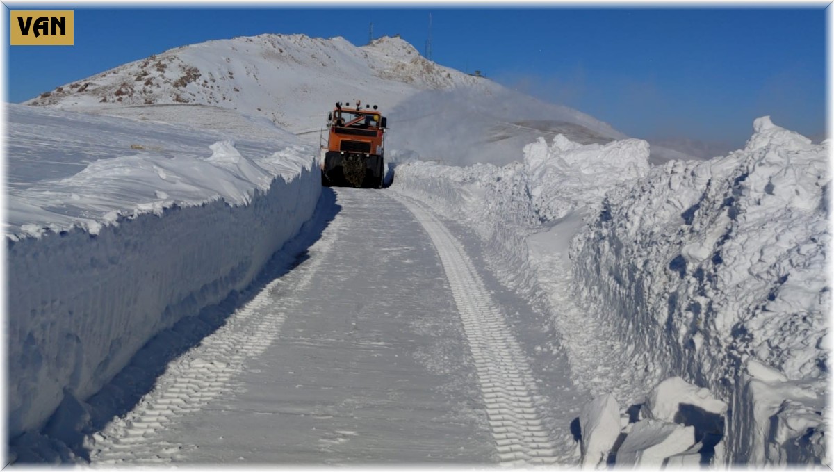 Sınır hattında kar kalınlığı 3 metreyi buldu