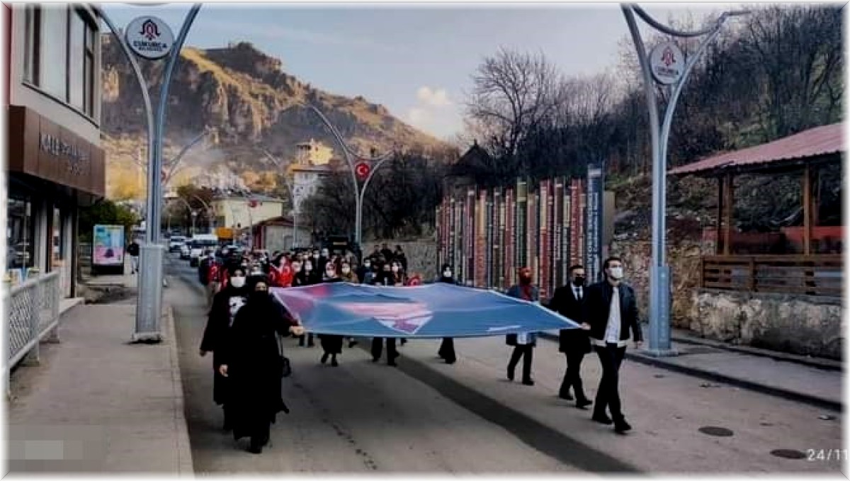 Sınırda şehit öğretmenler için yürüyüş