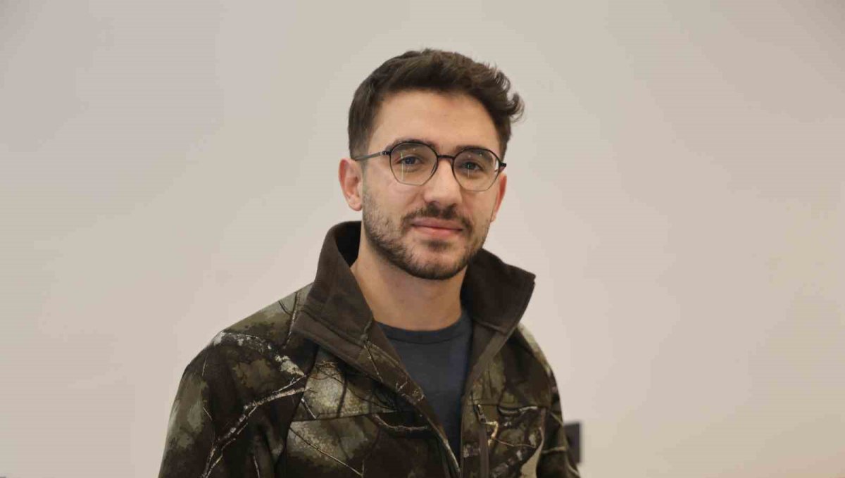 Sipariş ettiği dürümün içerisine sakalının kıllarını koydu, hesap ödemeden çıktı