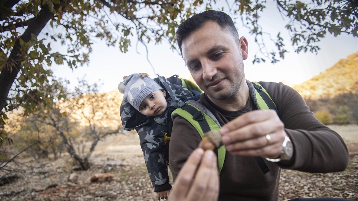 Sırtında 1 yaşındaki oğluyla Tunceli'nin vadilerinde doğa yürüyüşüne çıkıyor