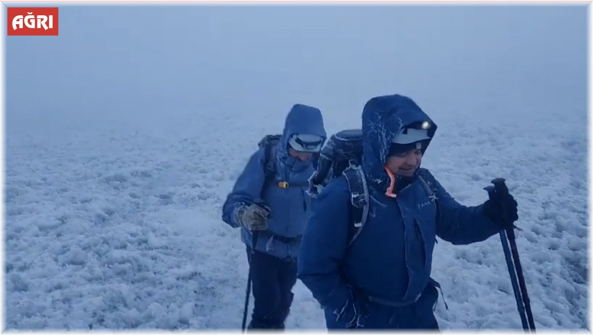Sis ve fırtına tırmanışa engel olmadı, Ağrı Dağı'nın zirvesi dağcıları ağırladı