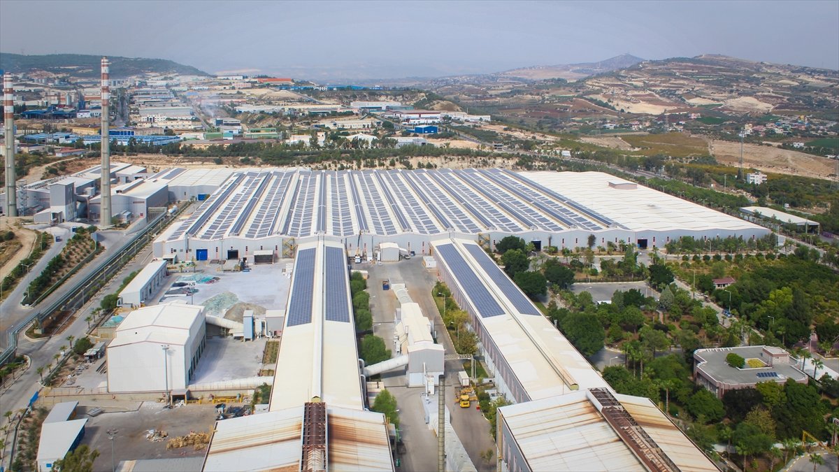Şişecam, Mersin'de yenilediği fırınıyla güneş enerjisi sektörüne katma değerli ürünler sağlıyor