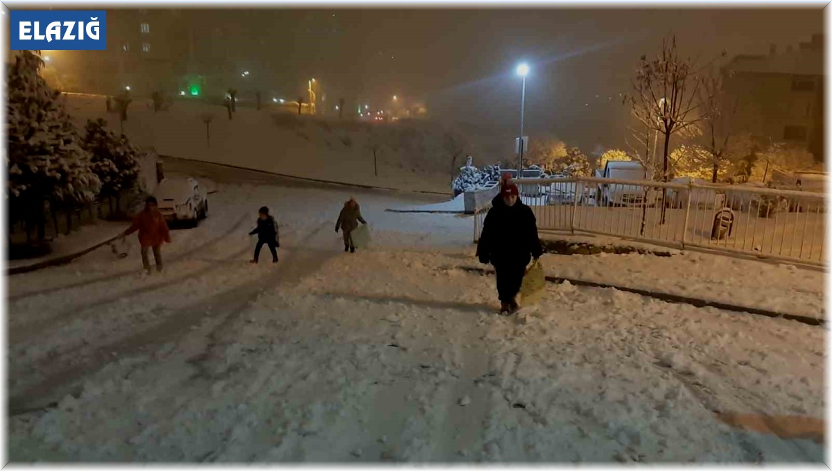 Sitemle sevinci bir arada yaşayan çocukların kar heyecanı güldürdü