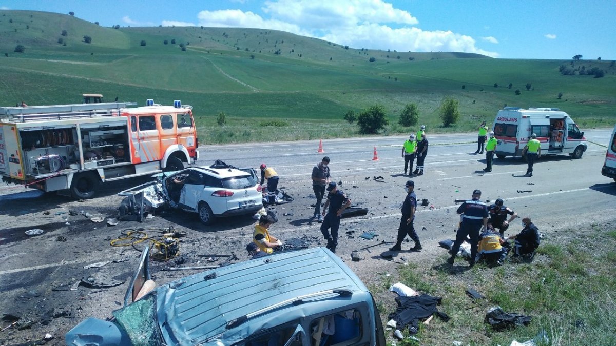 Sivas'ta hafif ticari araç ile otomobil çarpıştı: 9 ölü