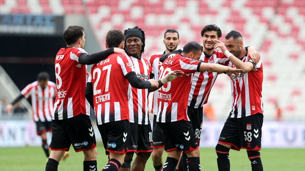 Sivasspor Geriye Düştüğü Maçta Iğdır FK'yi 2-1 Mağlup Etti