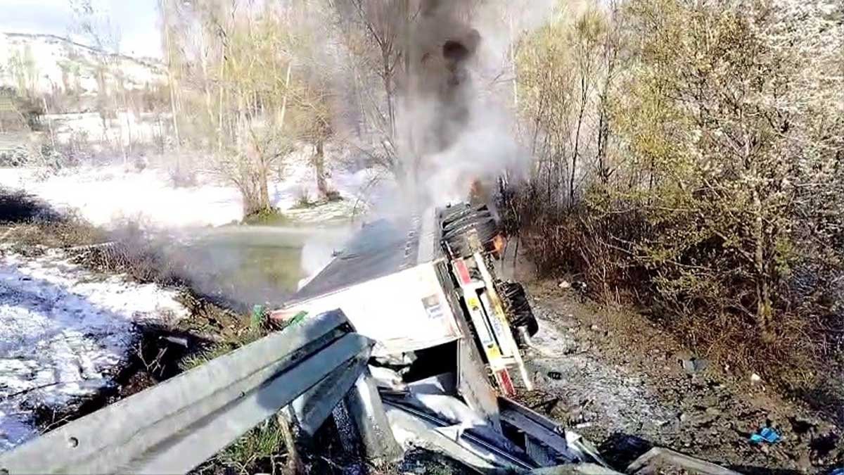 Sivas’ta Tır Devrildi, Ağrılı Sürücü Hayatını Kaybetti