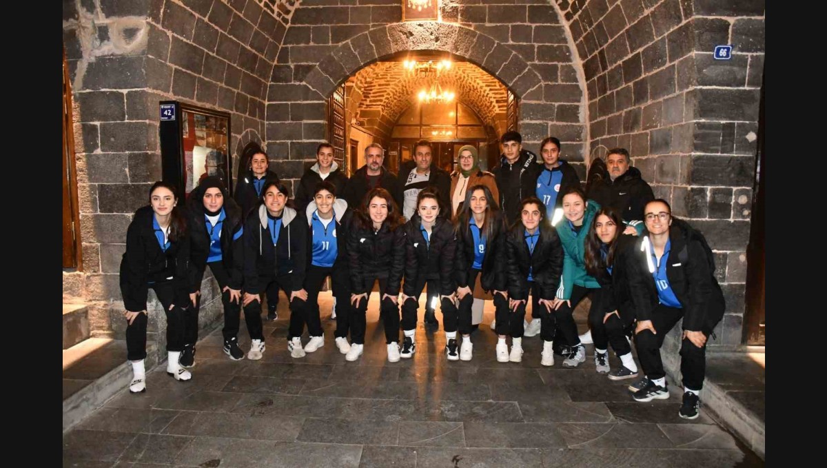 Siverek Belediyesi Ağrı Kadın Futbol Takımının Konaklama Giderlerini Karşıladı