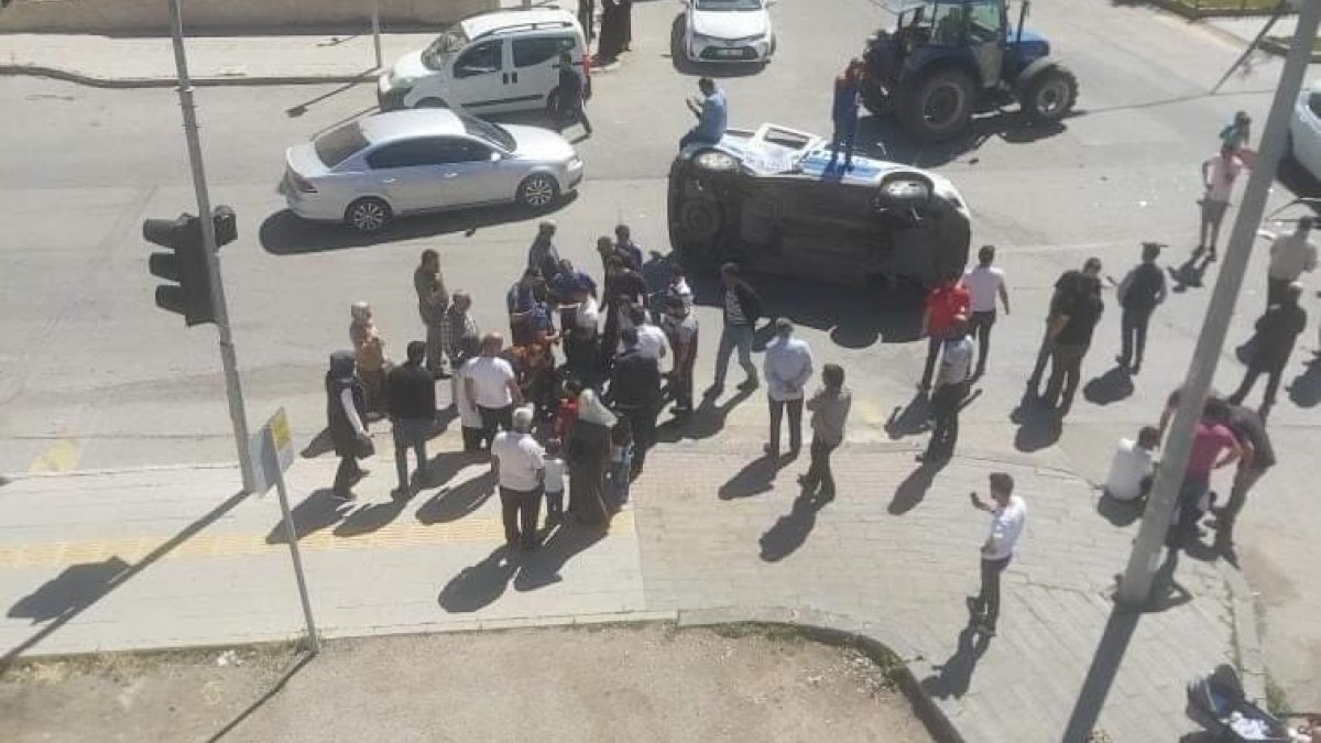 Sivil araç ile çarpışıp yan yatan polis aracına ilk müdahale vatandaşlardan geldi