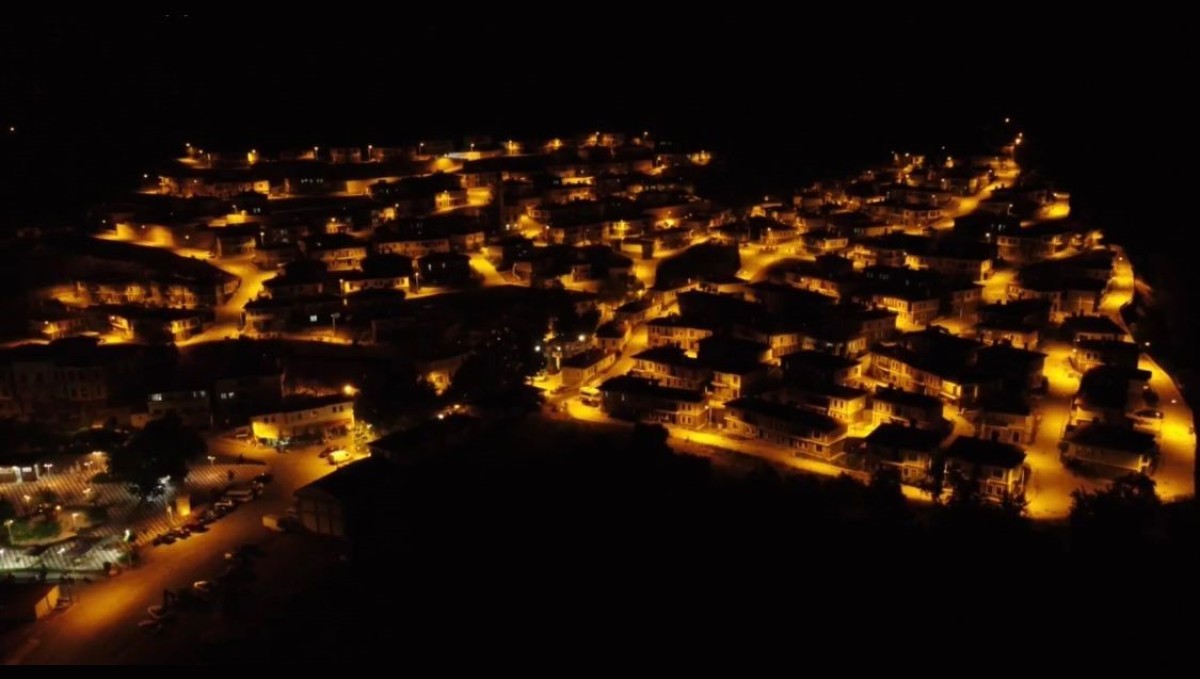 Sivrice depremi sonrası yeniden inşa edilen Doğanyol'un gece görüntüsü hayran bıraktı
