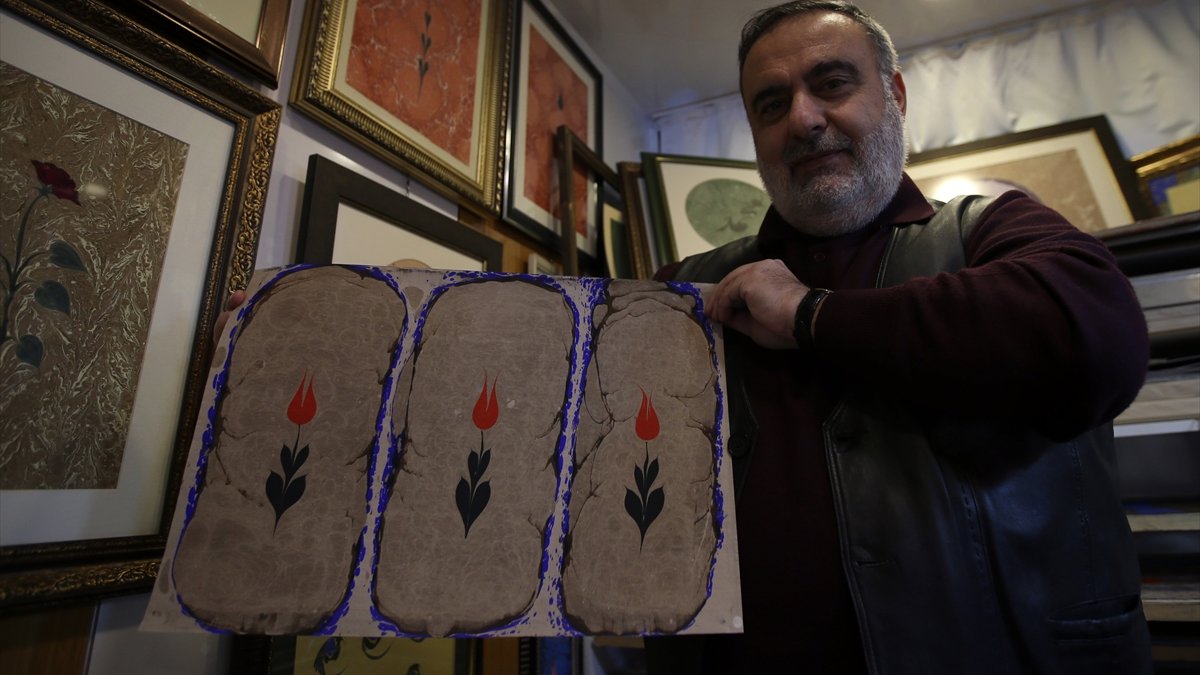 "Siyah altın"ın tozu ebru sanatına yeni bir soluk kattı