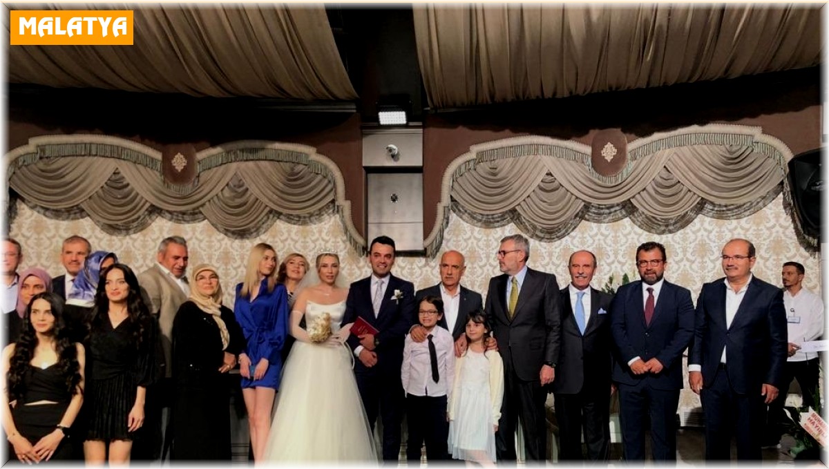 Siyaset dünyasını buluşturan düğün