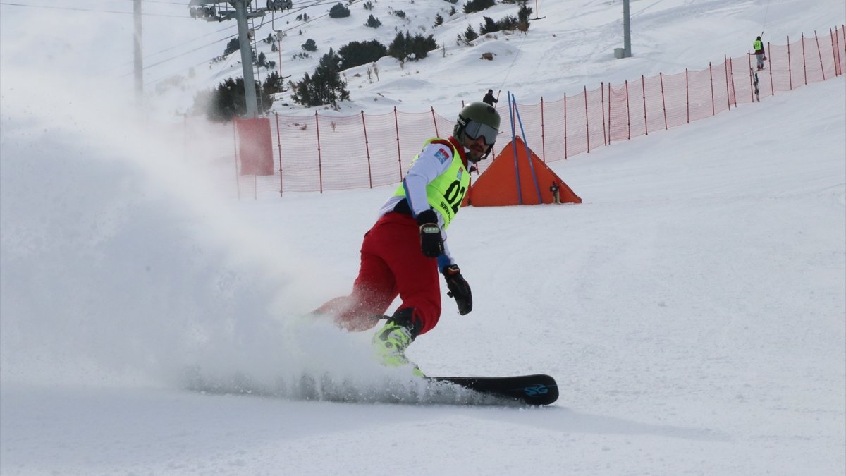 Snowboard 2. Etap Yarışmaları, Erzincan'da başladı