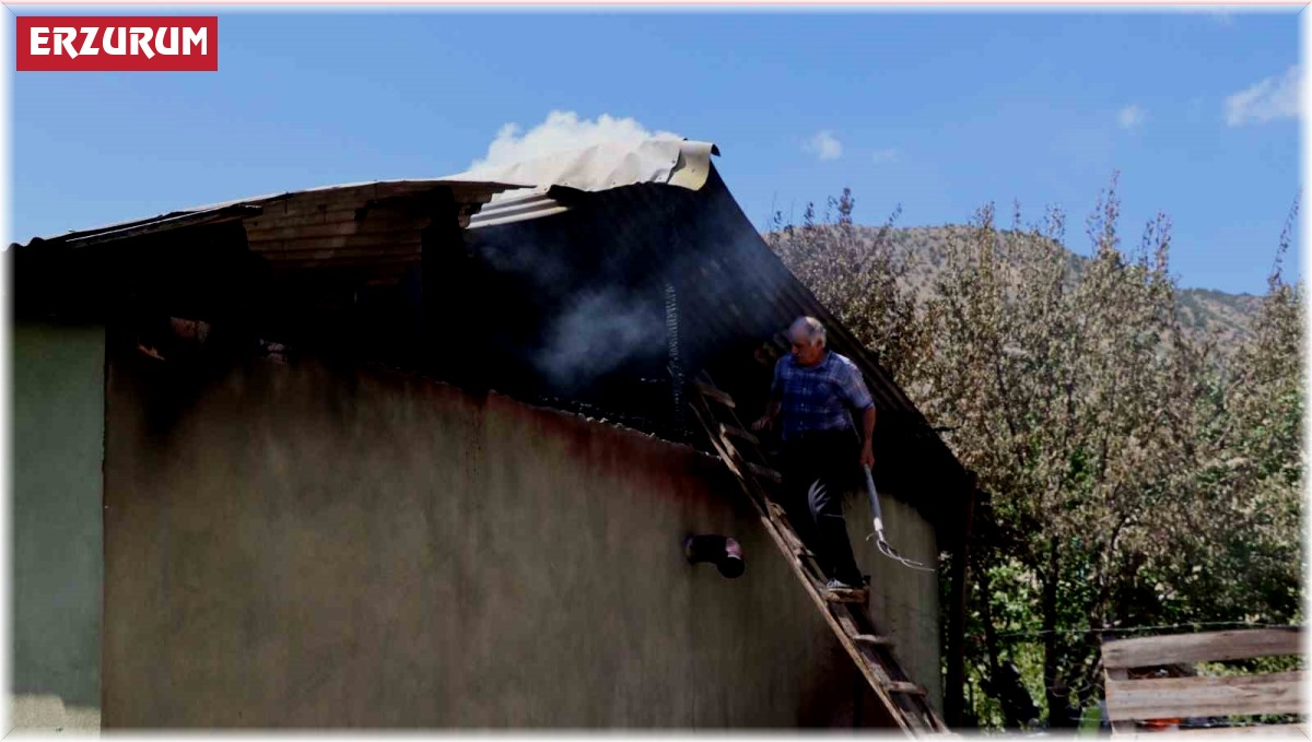 Sobadan çıkan yangında bir ev kül oldu
