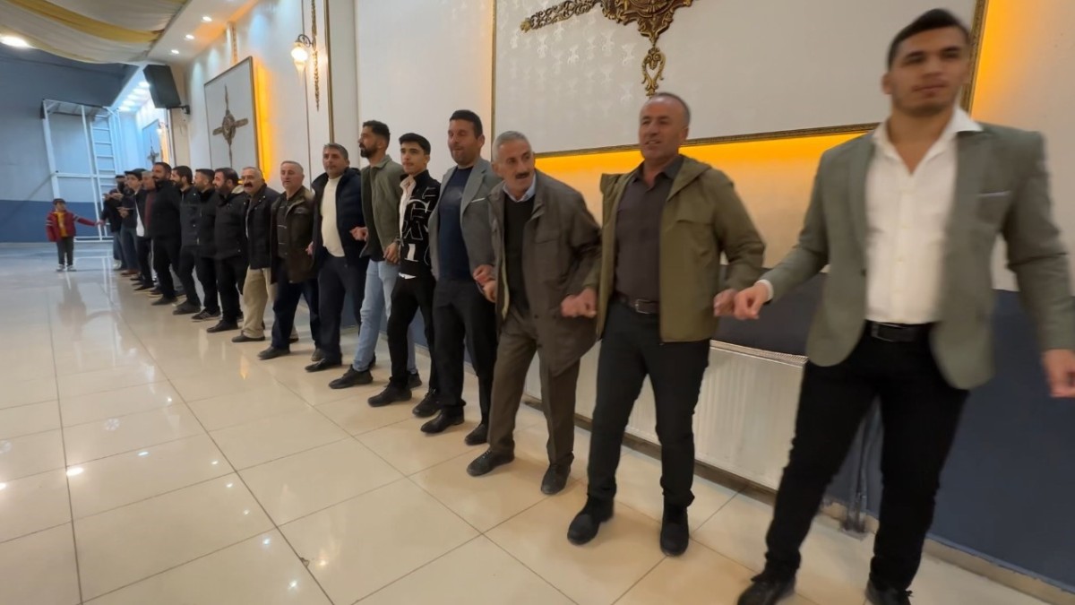 Şoförler halay çekerek günlerini kutladı