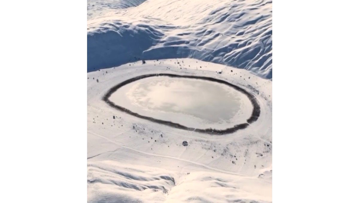 Soğuk hava Polat Gölü'nü buzla kapladı