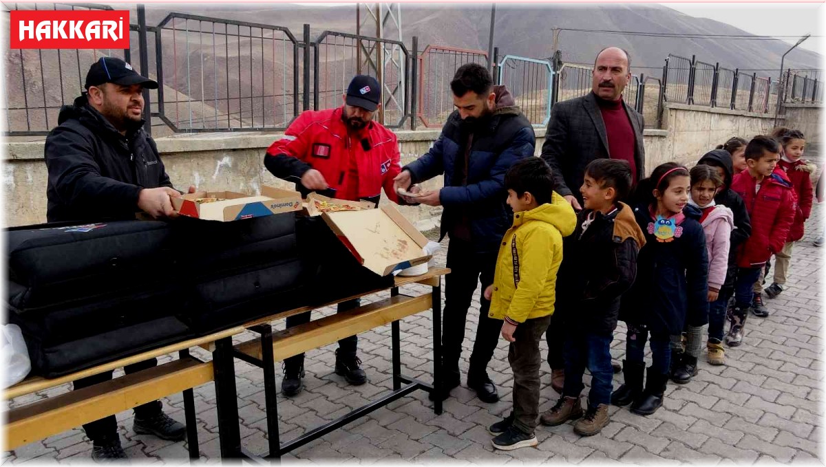 Soğuk havada çocuklara sıcak pizza ikramı