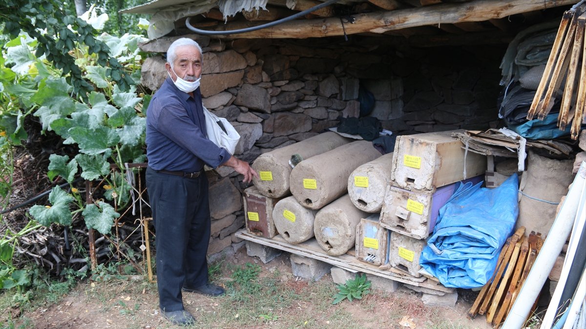 Söğüt dallarından yaptığı kovanlarda organik bal üretiyor