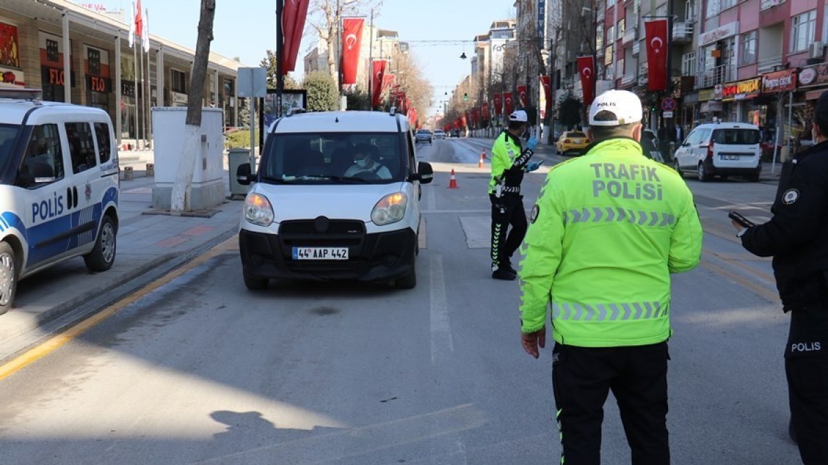 Sokağa çıkanlar polisten kaçamadı
