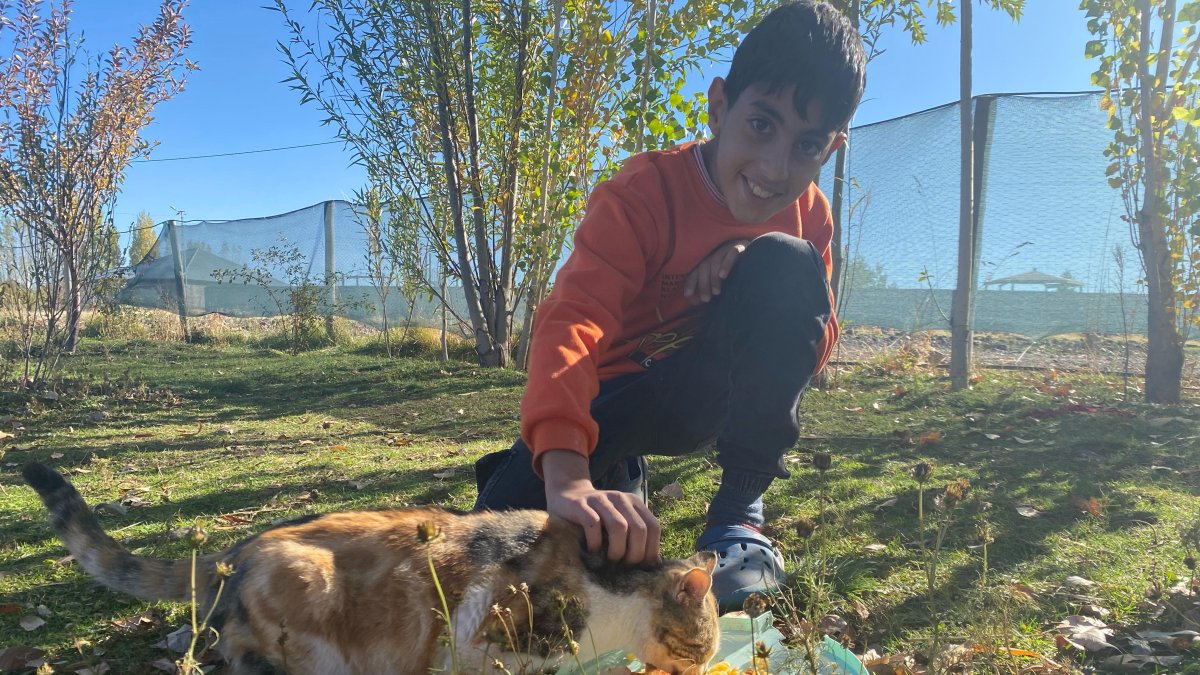 Sokak hayvanlarını elleriyle besliyor, onlara yuva oluyor