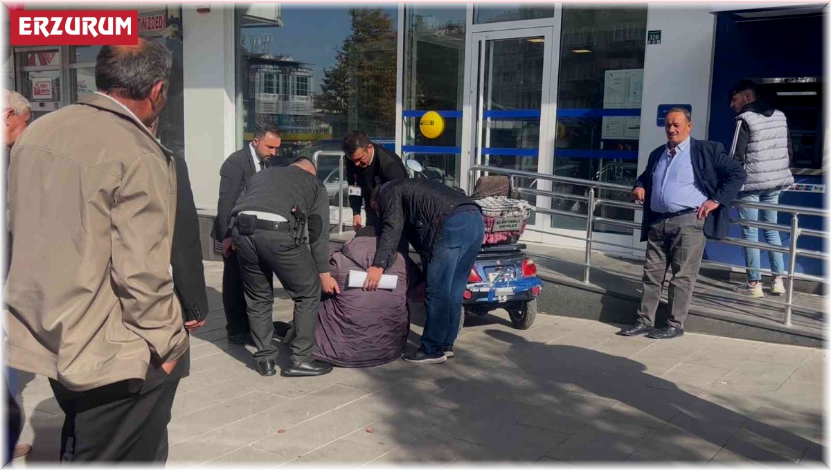 Sokak ortasında nöbet geçiren yaşlı adamın yardımına vatandaşlar koştu