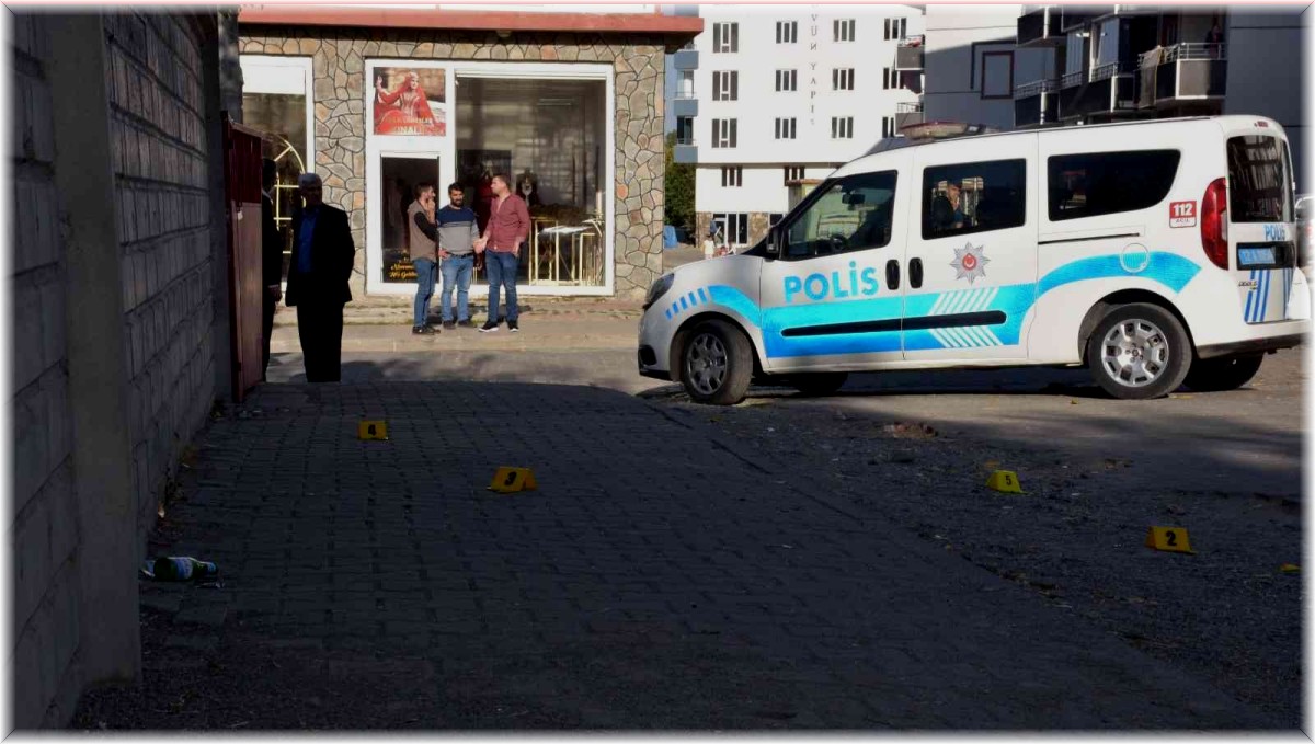 Sokak ortasında silahlı saldırıya uğrayan ailenin 6 yaşındaki çocukları ağır yaralandı