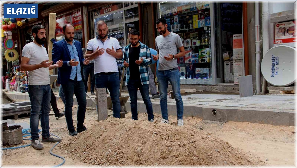 Sokak ortasındaki mezarı görenler durup dua okudu, gerçek ise bambaşka çıktı