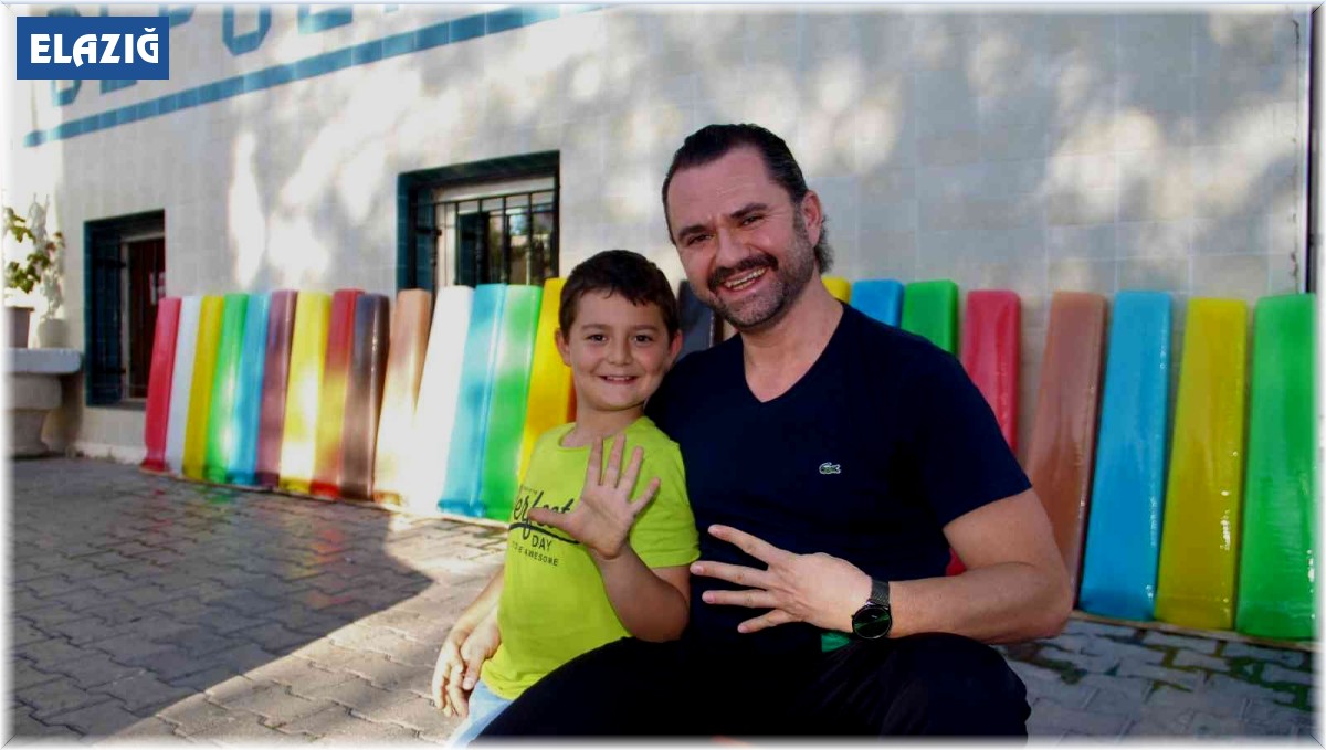 Sokaktaki rengarenk buz kalıplarını görenler şaşkınlığını gizleyemedi