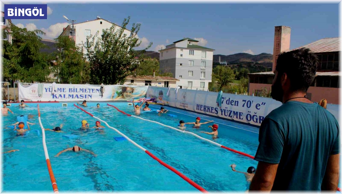 Solhan'da 300'ün üzerinde çocuk yüzme öğrendi
