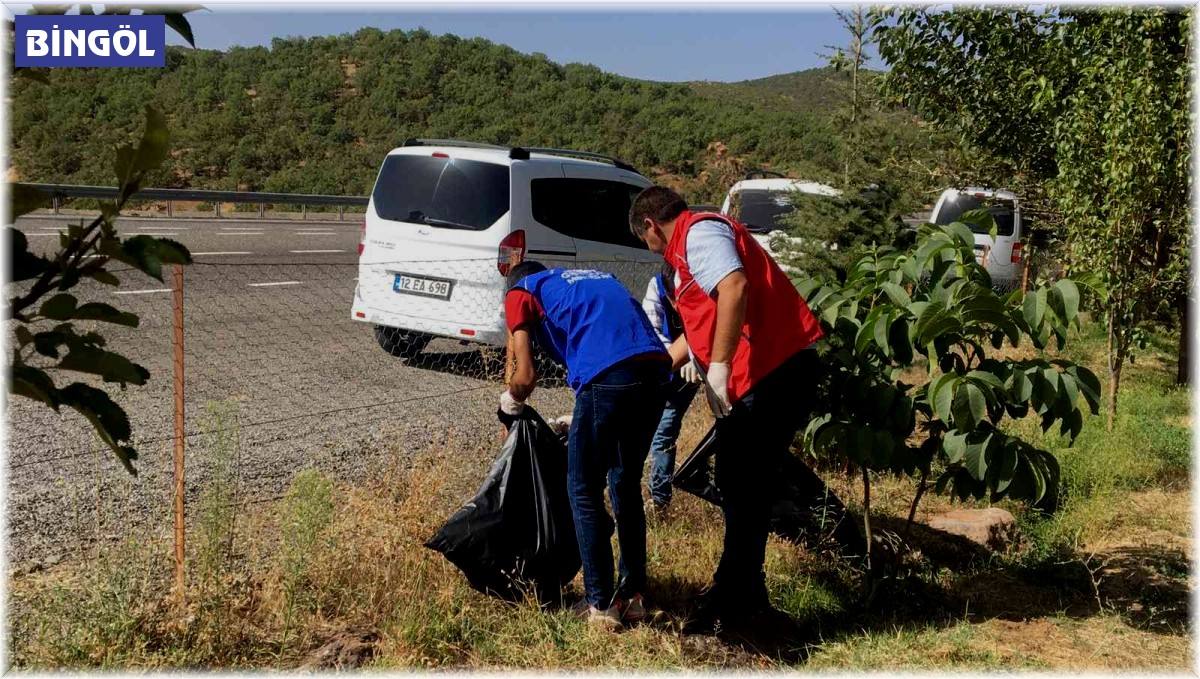 Solhan'da gönüllü gençler çevre temizliği yaptı