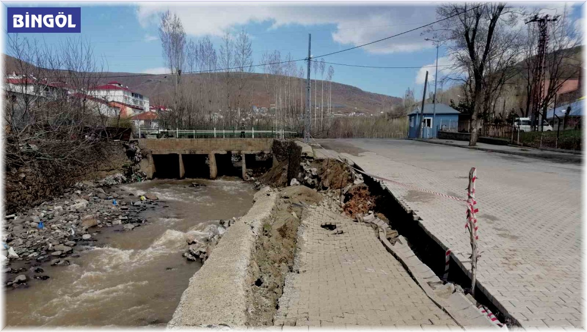 Solhan'da yağışlar nedeniyle dere yatağındaki istinat duvarı çöktü
