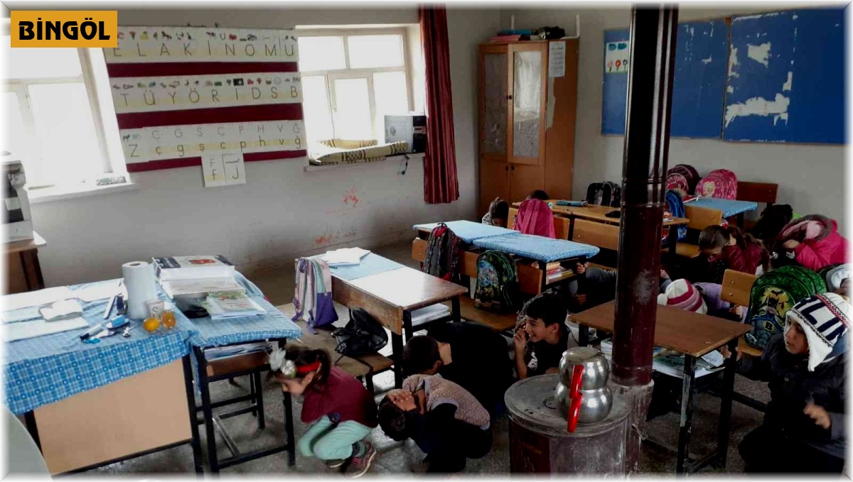 Solhan'daki köy okullarında deprem tatbikatları devam ediyor