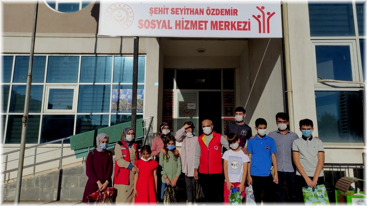 Solhan’da öğrencilere kırtasiye malzemesi desteği