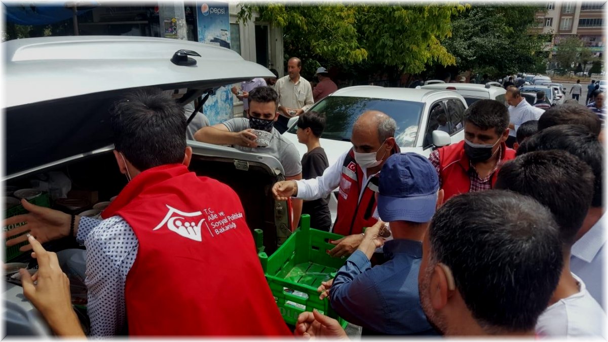 Solhan’da vatandaşlara aşure ikram edildi