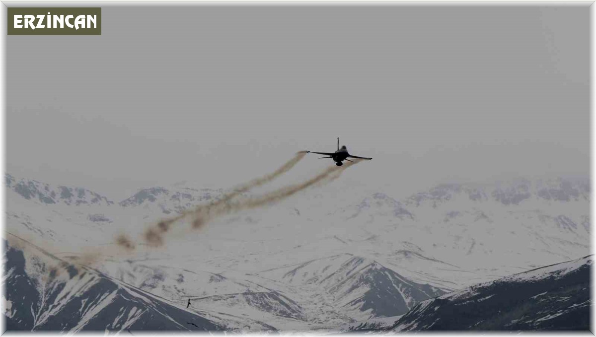 Solotürk ve komandoların gösterisi nefes kesti