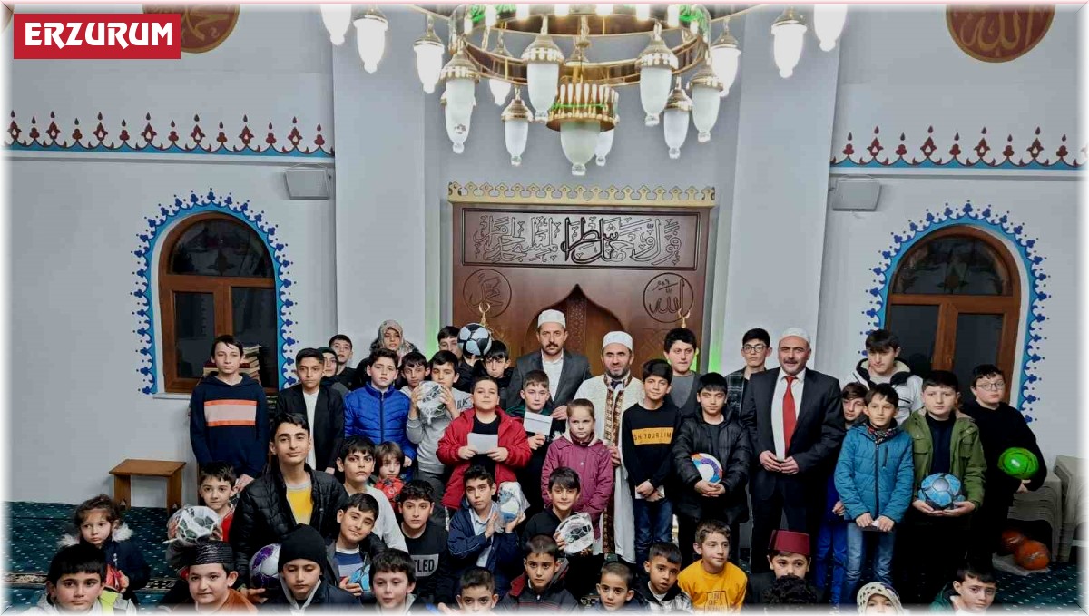 Sömestr tatilinde namaz kılan öğrencilere hediyeler dağıtıldı